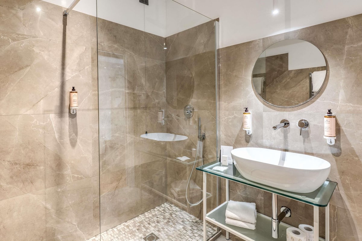Quarto superior, 1 cama de casal ou 2 camas de solteiro | Frigobar, cofres nos quartos, escrivaninha, quartos à prova de som