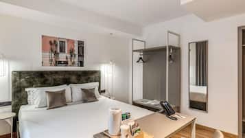 Standard-huone, 1 parisänky tai 2 yhden hengen sänkyä | Minibaari, tallelokero huoneessa, työpöytä, äänieristys