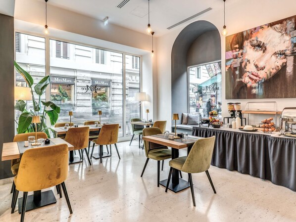 Desayuno buffet diario (EUR 18 por persona)