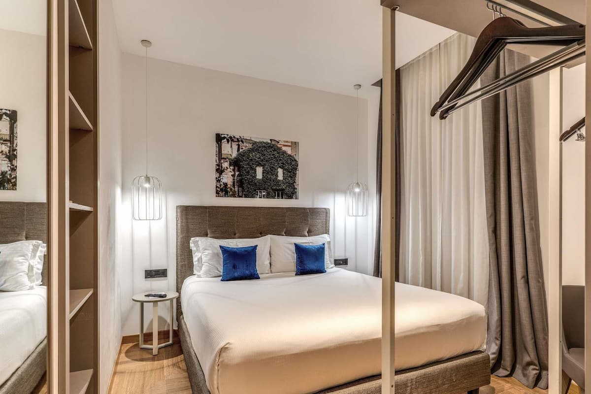 Standaard kamer, 1 tweepersoonsbed of 2 eenpersoonsbedden (Inner view) | Een minibar, een kluis op de kamer, een bureau, geluiddichte muren