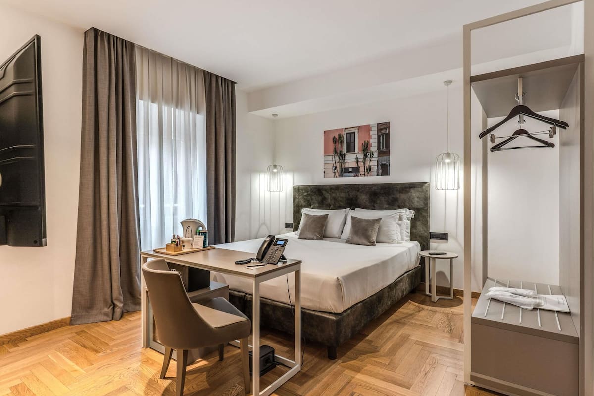 Quarto standard, 1 cama de casal ou 2 camas de solteiro | Frigobar, cofres nos quartos, escrivaninha, quartos à prova de som