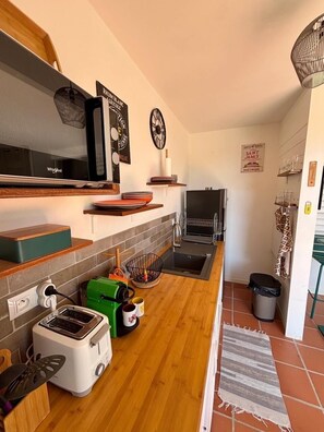 Réfrigérateur, four à micro-ondes, un four, surface de cuisson