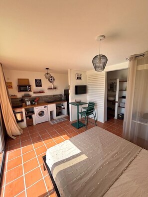 1 chambre, fer et planche à repasser, Wi-Fi gratuit, draps fournis