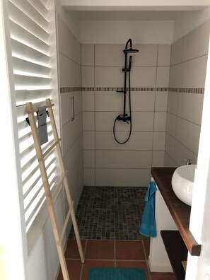 Dusche, Haartrockner, Handtücher, Seife