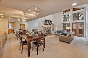 Interior - 5 McCloud - Bright and Quaint Living (Incline Village)