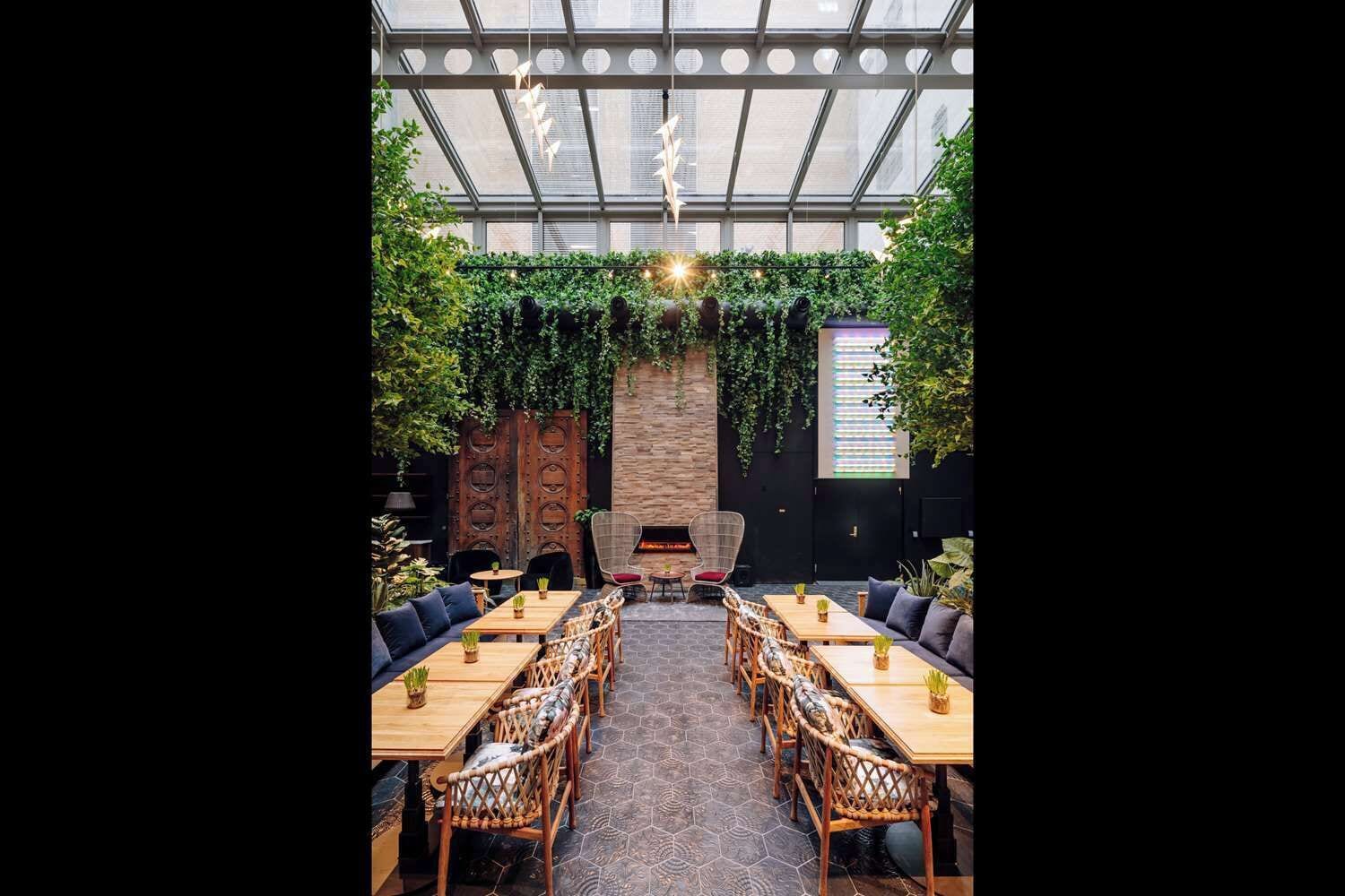 المنشأة من الداخل