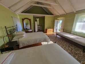 4 bedrooms, desk, travel cot, WiFi