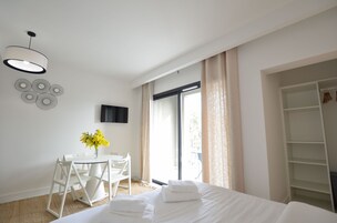 Cortinas blackout, tabla de planchar con plancha y wifi gratis 