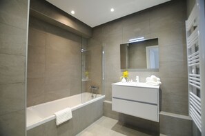 Eco-friendly toiletries, hair dryer, towels, soap - La Perle d'Eze Appart Hotel (Èze)