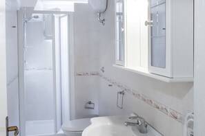 Shower, bidet, towels