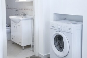 Een douche, een bidet, handdoeken