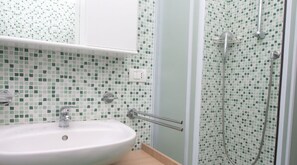 Shower, bidet, towels - RS321 - Marcelli, three-room apartment facing the sea with beach included (Marcelli)