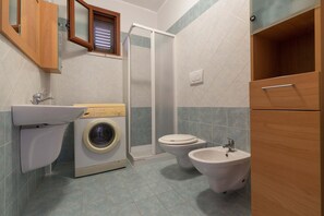 Appartement | Salle de bain | Douche, séchoir à cheveux