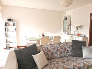 TV, DVD player, books - Appartamento Luminoso nel Verde con Terrazzi (Milano)