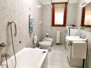 Ensemble baignoire-douche, séchoir à cheveux, bidet, serviettes fournies