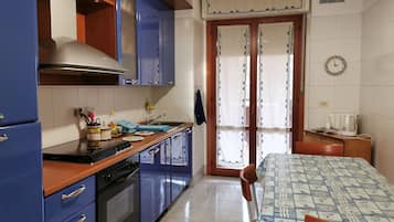 Refrigerador, horno, parrilla de estufa y cafetera y tetera