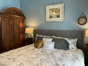 1 Schlafzimmer, Zimmersafe, Schreibtisch, Bügeleisen/Bügelbrett