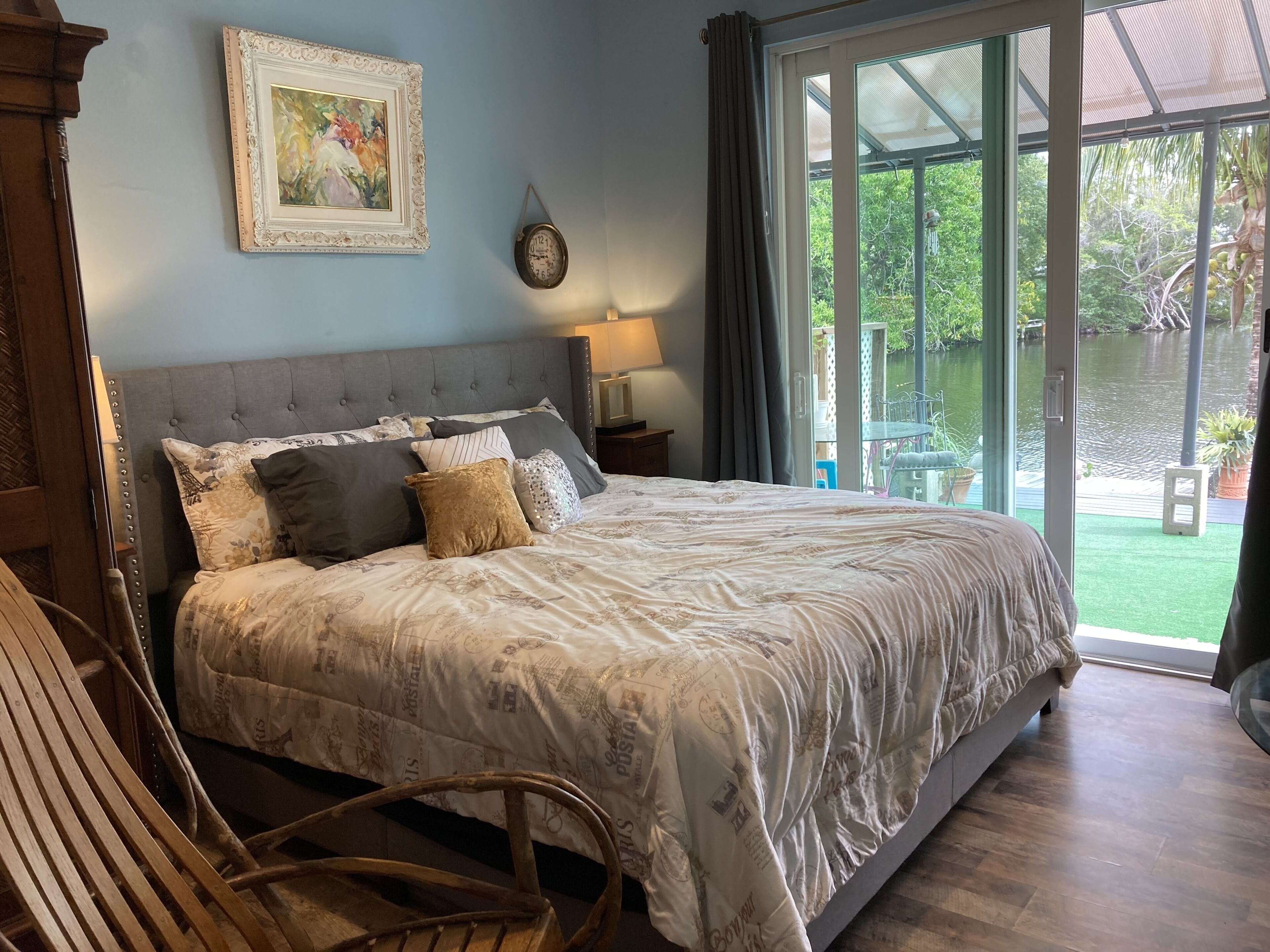 1 間睡房、房內夾萬、書桌、熨斗/熨衫板