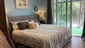 1 makuuhuone, tallelokero huoneessa, työpöytä, silitysrauta/-lauta