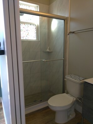 Dusche, Haartrockner, Handtücher, Seife