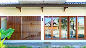 A traditional Japanese-style house with sliding doors and a tiled patio. - Kak Garden Inn by Zuzu (Kuta)