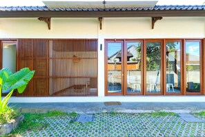 A traditional Japanese-style house with sliding doors and a tiled patio. - Kak Garden Inn by Zuzu (Kuta)