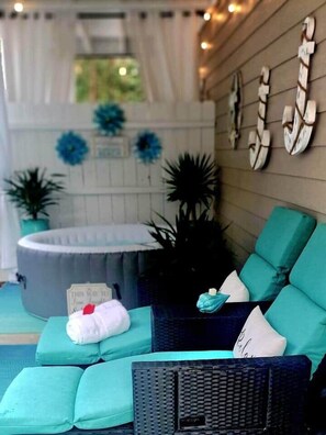 Outdoor spa tub - Romantic Beach Suite with Hot Tub (Emerald Isle)