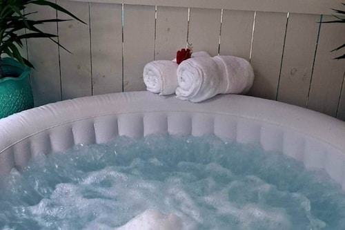 Romantic Beach Suite with Hot Tub