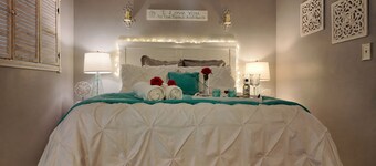 Suite Retreat: Queen Suite, Near Beach, Hot Tub, Golf Cart