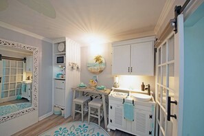 Fridge, microwave, oven, coffee/tea maker