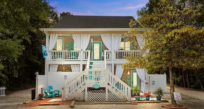 Suite Retreat: Queen Suite, Near Beach, Hot Tub, Golf Cart