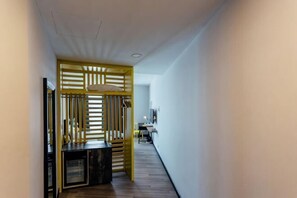 A hallway with a wooden partition, a desk, and a chair. - Athome Boutique Hotel (Tanjung Kidurong)