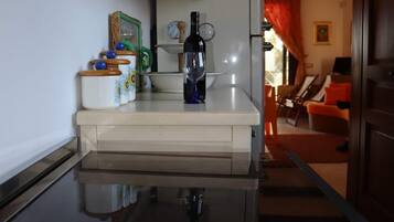 Fridge, oven, stovetop, coffee/tea maker