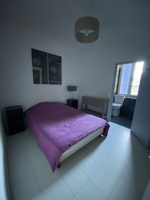 1 bedroom, desk, bed sheets