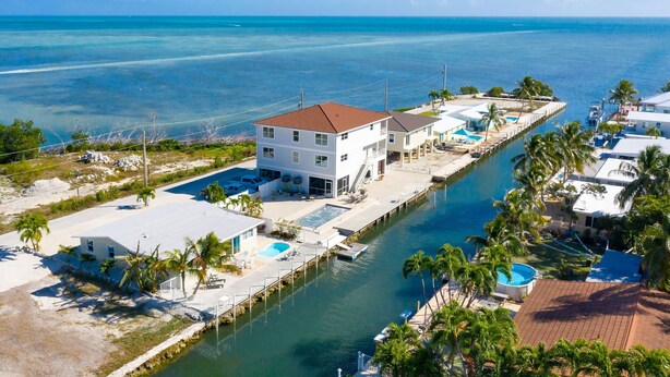 A coastal property with a marina, multiple swimming pools, and a clear view of the ocean. - Waterfront, oceanview renovated pvt. 3 bedroom, 3.5 bath with pool and dockage. (Marathon)