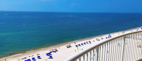 På stranden, solsenger og strandhåndklær