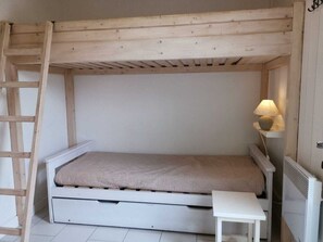 1 bedroom, iron/ironing board, travel cot, free WiFi