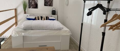 1 bedroom, bed sheets