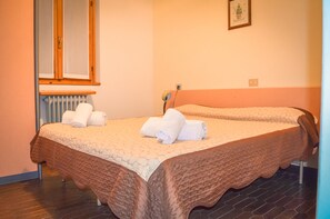 Habitación doble económica | Caja de seguridad en la habitación, escritorio y wifi gratis 