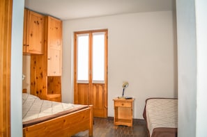 Chambre Triple Standard | Coffres-forts dans les chambres, bureau, Wi-Fi gratuit