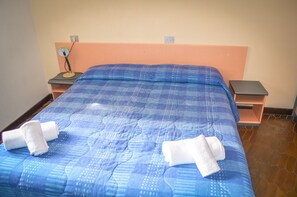 Habitación doble estándar | Caja de seguridad en la habitación, escritorio y wifi gratis 