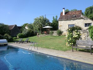 Een buitenzwembad en een verwarmd zwembad