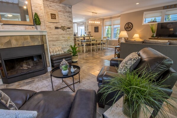 Smart TV, fireplace - Close walk to the beach, perfect for a family (Michigan City)