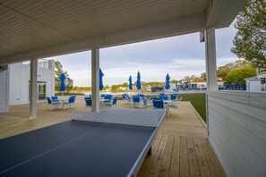 Outdoor dining - Close walk to the beach, perfect for a family (Michigan City)