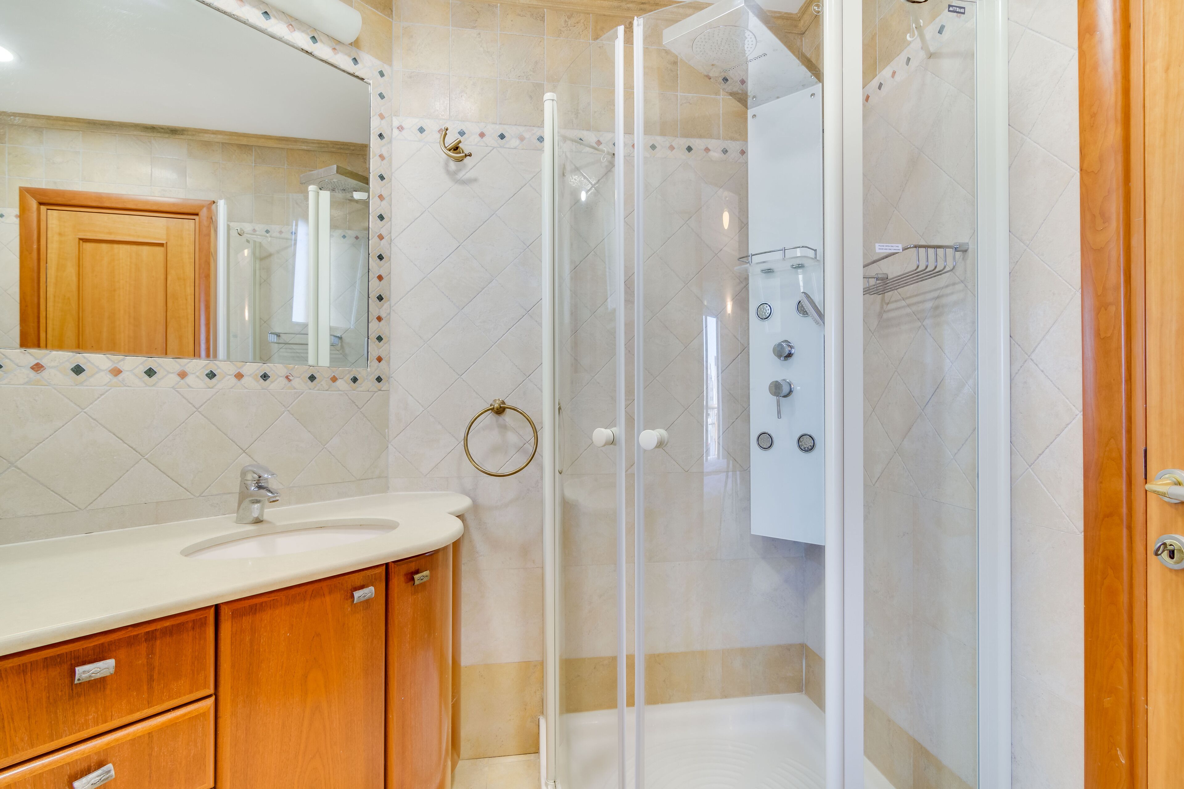 Kombination af bruser/badekar, håndklæder