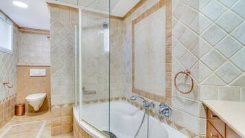 Suihkun ja ammeen yhdistelmä, pyyhkeet