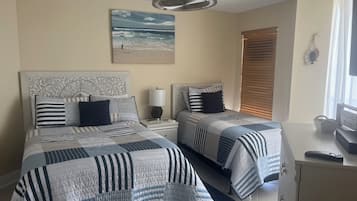 2 habitaciones, tabla de planchar con plancha y cuna de viaje
