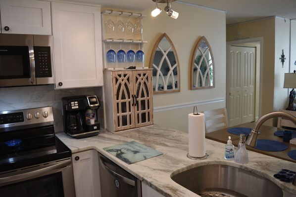 Een koelkast, een magnetron, een oven, een kookplaat