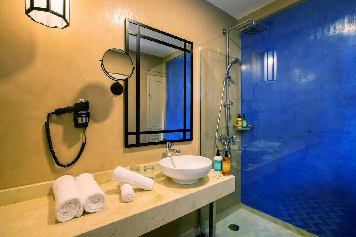 shower, rainfall showerhead, eco-friendly toiletries, hair dryer