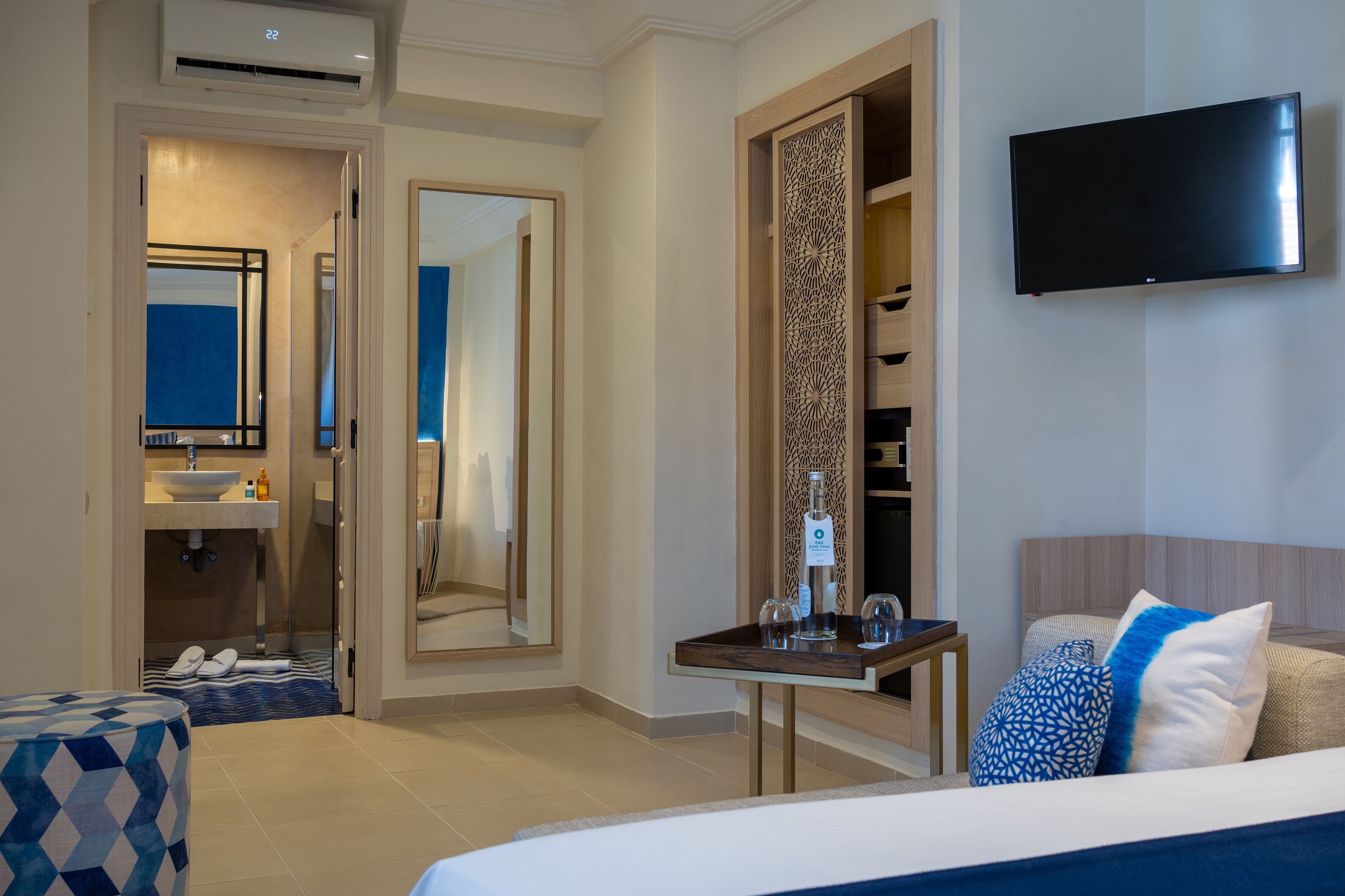 Minibar, in-room safe, laptop workspace, blackout curtains